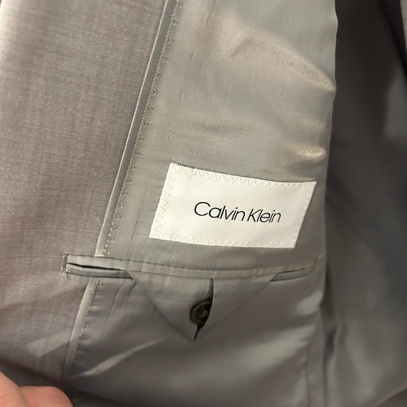 Calvin Klein Grey 2 piece suit, 40R blazer and 34W/30L pants (worn) - Picture 4 of 10